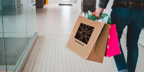 persona con una bolsa de compra del Nucli.