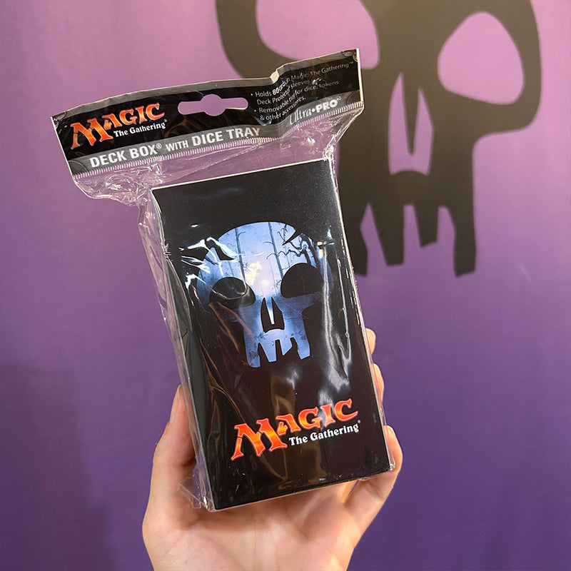 Caja para 80 cartas con bandeja para dados maná negro de Ultra Pro